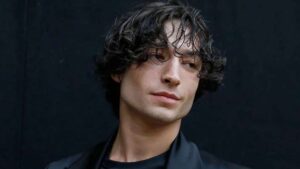 Ezra Miller, a US actor, was jailed in Hawaii for assault Ezra Miller, a well-known American actor, has been detained in Hawaii for allegedly abusing a lady.